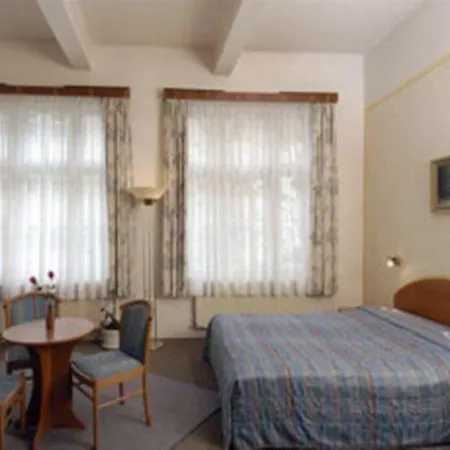 Junior Hotel *