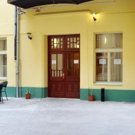 Junior Hotel