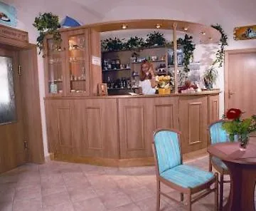 Junior Hotel *